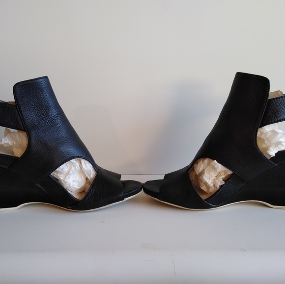 Kenneth Cole black leather wedged sandal - Picture 1 of 8